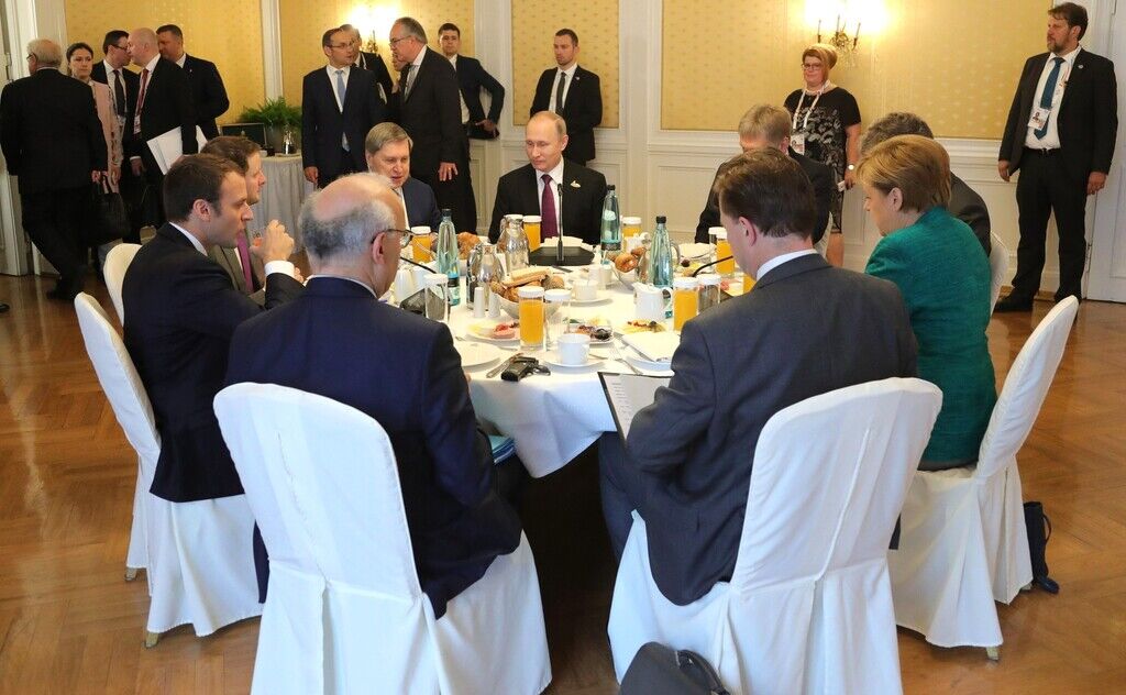 Володимир Путін під час робочого сніданку з Ангелою Меркель і Еммануелем Макроном