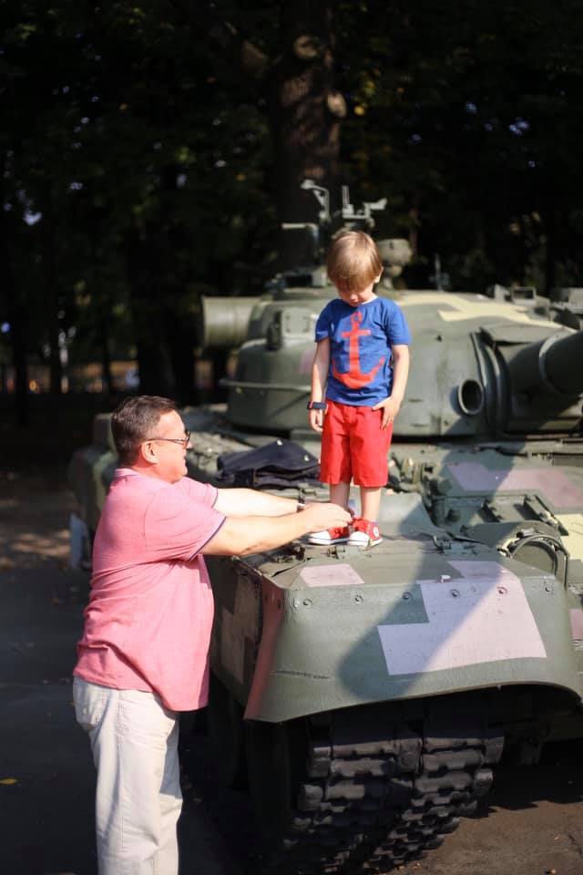 Полковник Ігор Ставинога з онуком