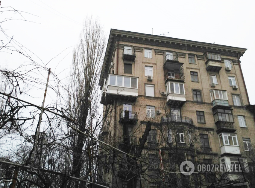 Балкон на вул. Малопідвальній, 21/8. Власник примудрився приліпити конструкцію до рогу будинку