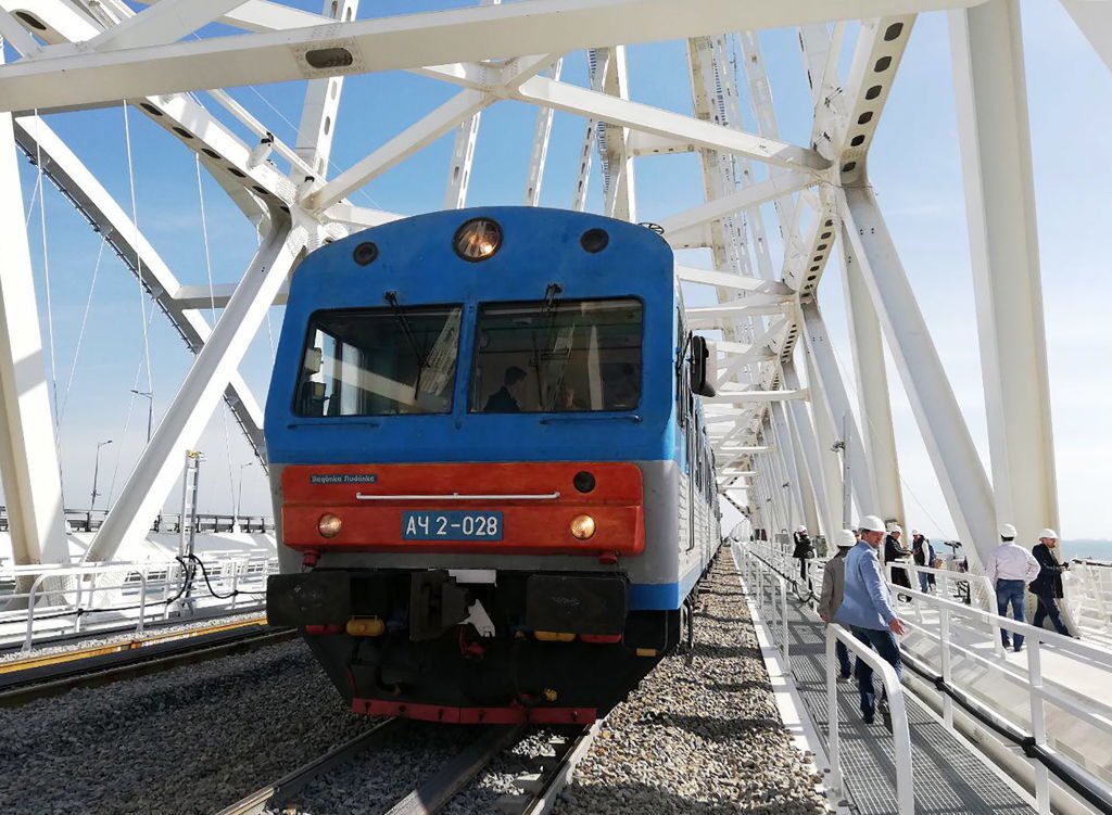 Поїзд на Кримському мосту