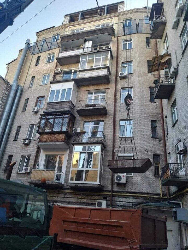 У центрі Києва, на Майдані Незалежності, почали розбирати скандальну прибудову на даху одного з будинків