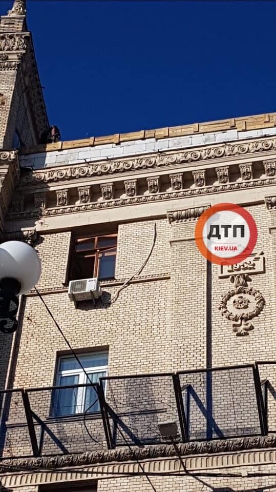 В центре Киева, на Майдане Незалежности, начали разбирать скандальную пристройку на крыше одного из зданий