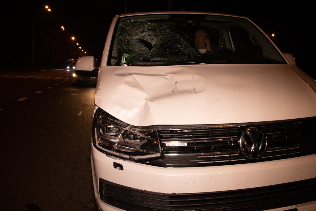 В Голосеевском районе Киева в ночь на 18 октября произошло ДТП с участием автомобиля Volkswagen Multivan и пешехода