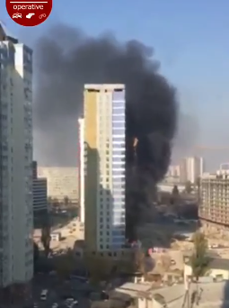 У Дніпровському районі Києва, біля станції метро Лівобережна, в суботу, 19 жовтня, спалахнула масштабна пожежа