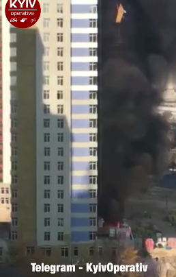 Пожар в Киеве разгорелся в недостроенном здании