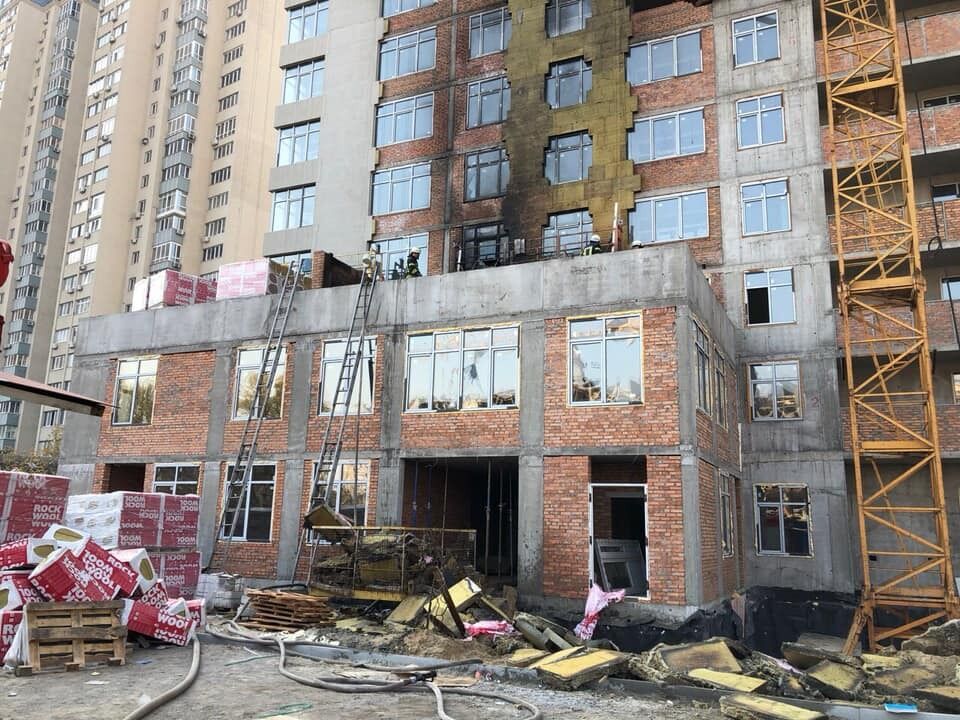 В Днепровском районе Киева, возле станции метро Левобережная, в субботу, 19 октября, вспыхнул масштабный пожар