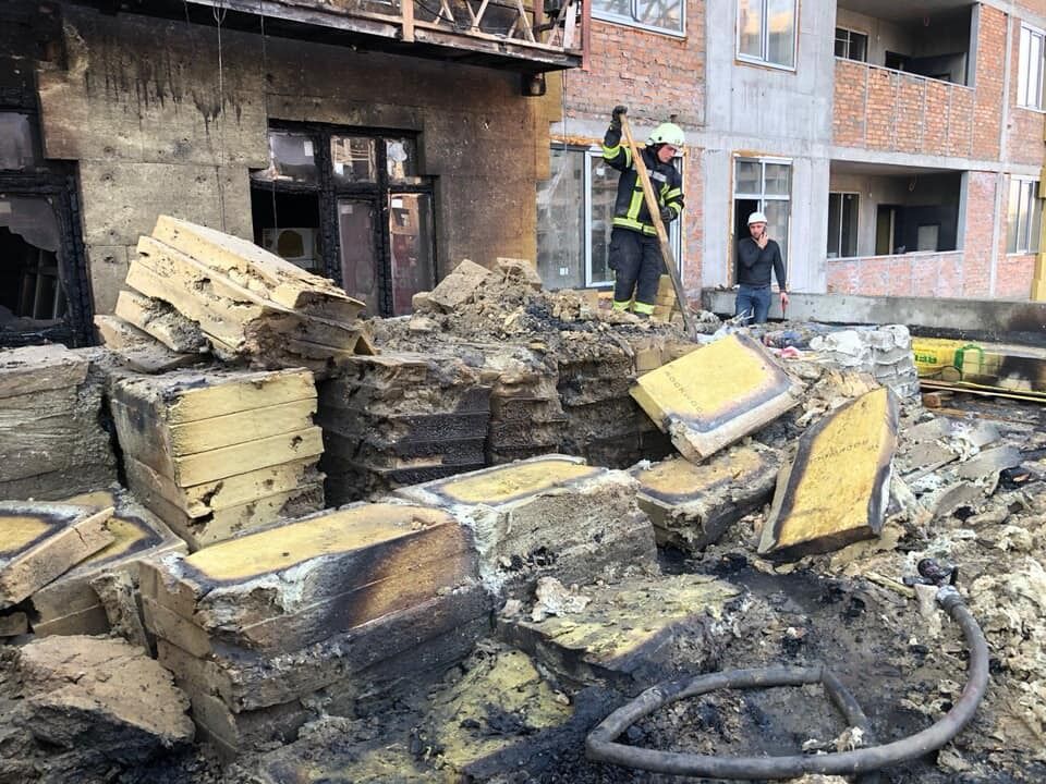 У Дніпровському районі Києва, біля станції метро Лівобережна, в суботу, 19 жовтня, спалахнула масштабна пожежа