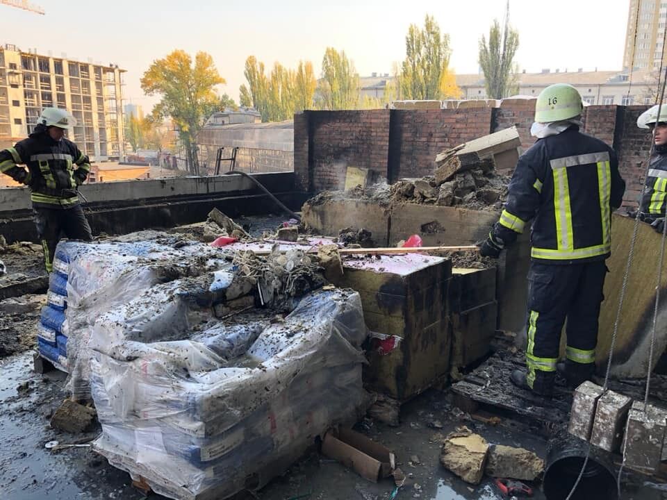 Пожар в Киеве разгорелся в недостроенном здании