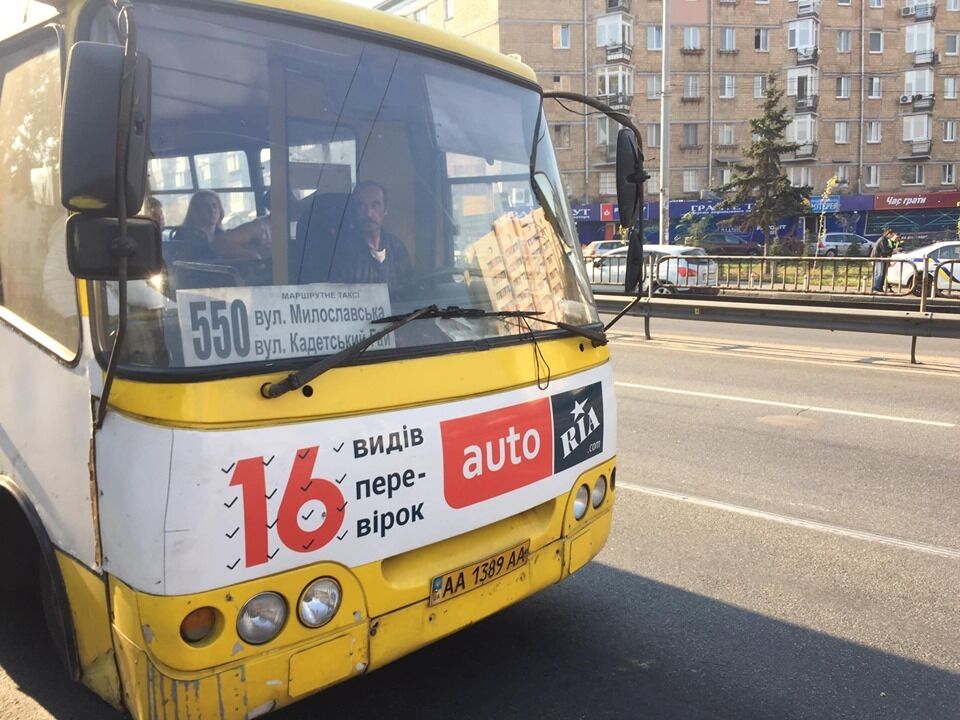 Дивився на ходу "Уральські пельмені": в мережі показали горе-водія маршрутки в Києві