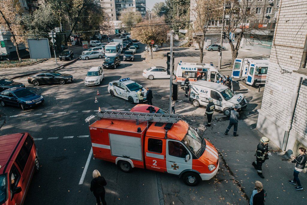 Масштабна ДТП в центрі Дніпра: автомобіль перекинувся від удару. Фото