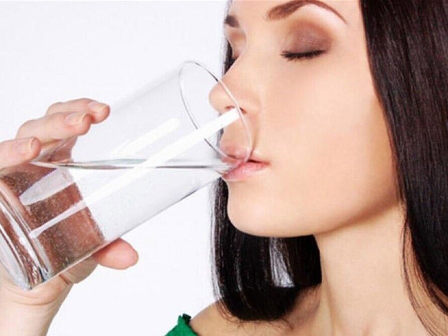 Как правильно пить воду: диетолог дала советы