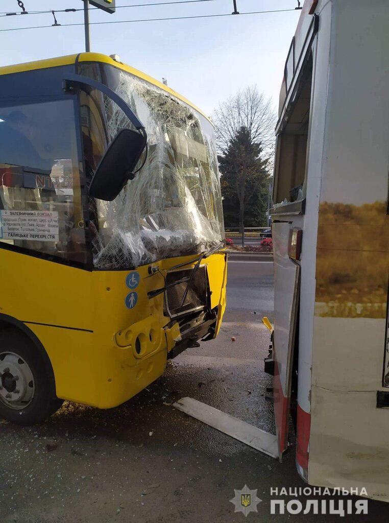 Во Львове в понедельник, 21 октября, столкнулись два маршрутных автобуса