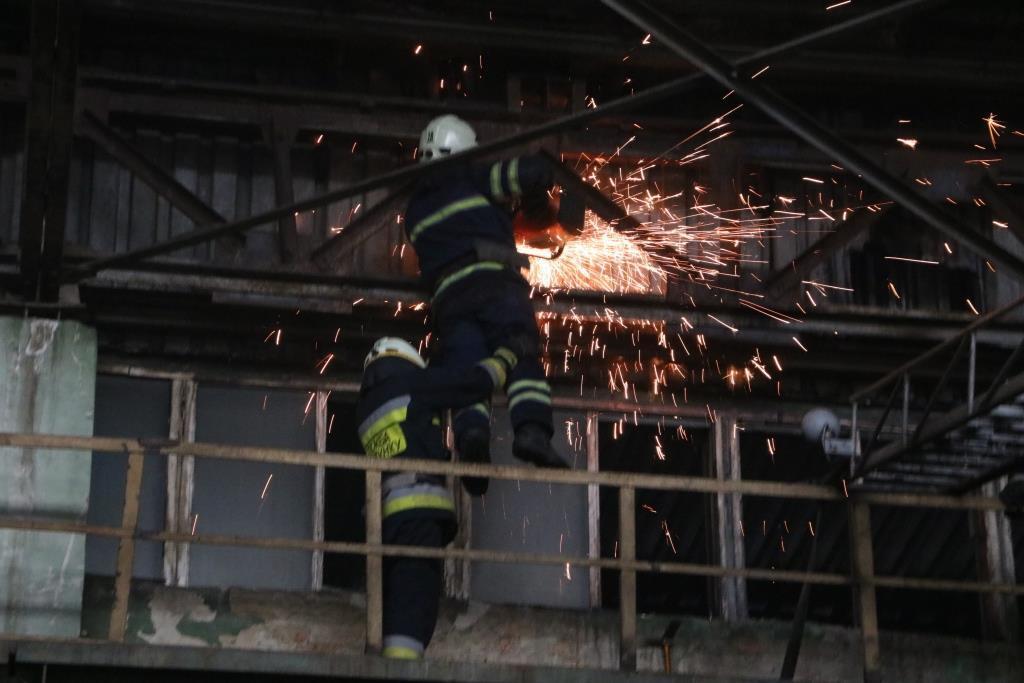 В заводском цеху в Днепре произошел пожар