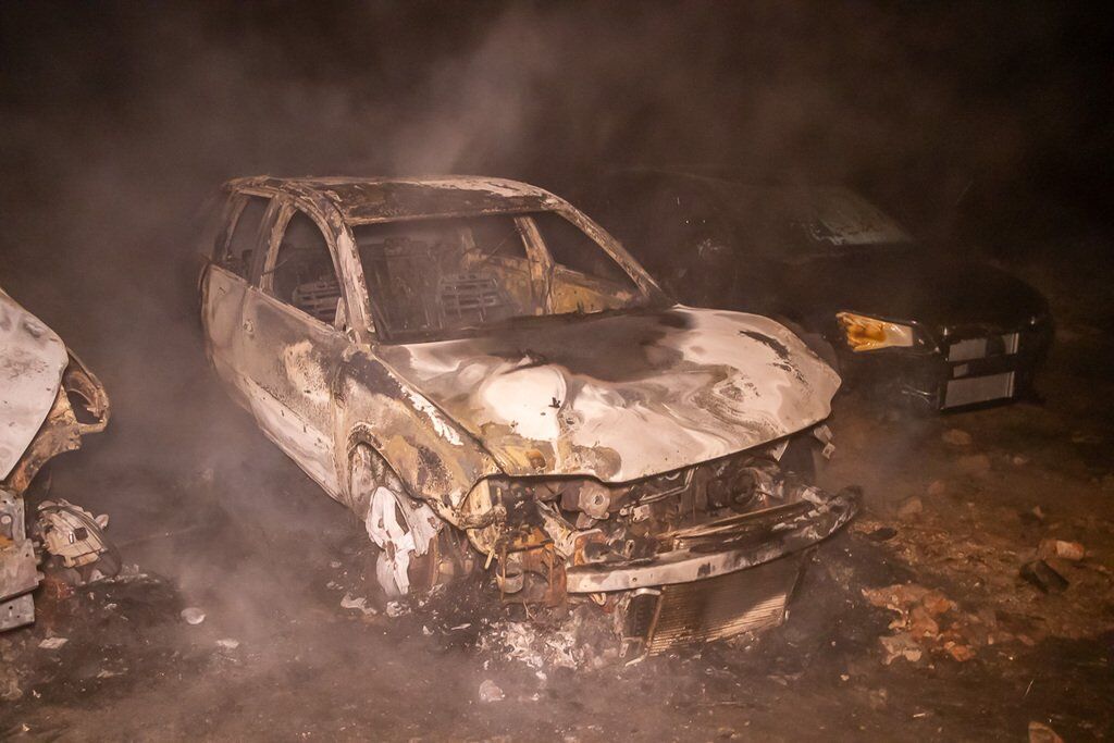 В Днепре массово горели автомобили. Фото