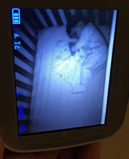 "Там призрак?!" Американка обнаружила странную находку в кроватке сына