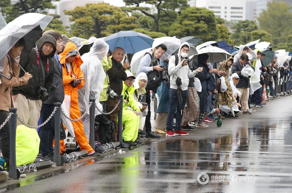Простые японцы ждут окончания церемонии