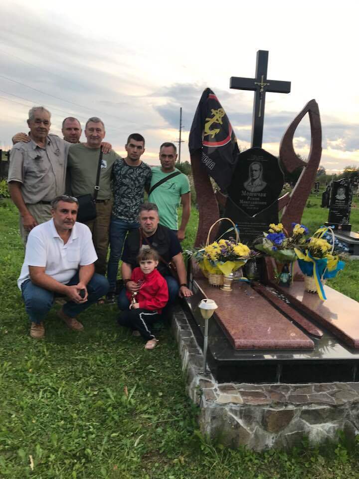 Виктор Дегтярев на могиле побратима Романа