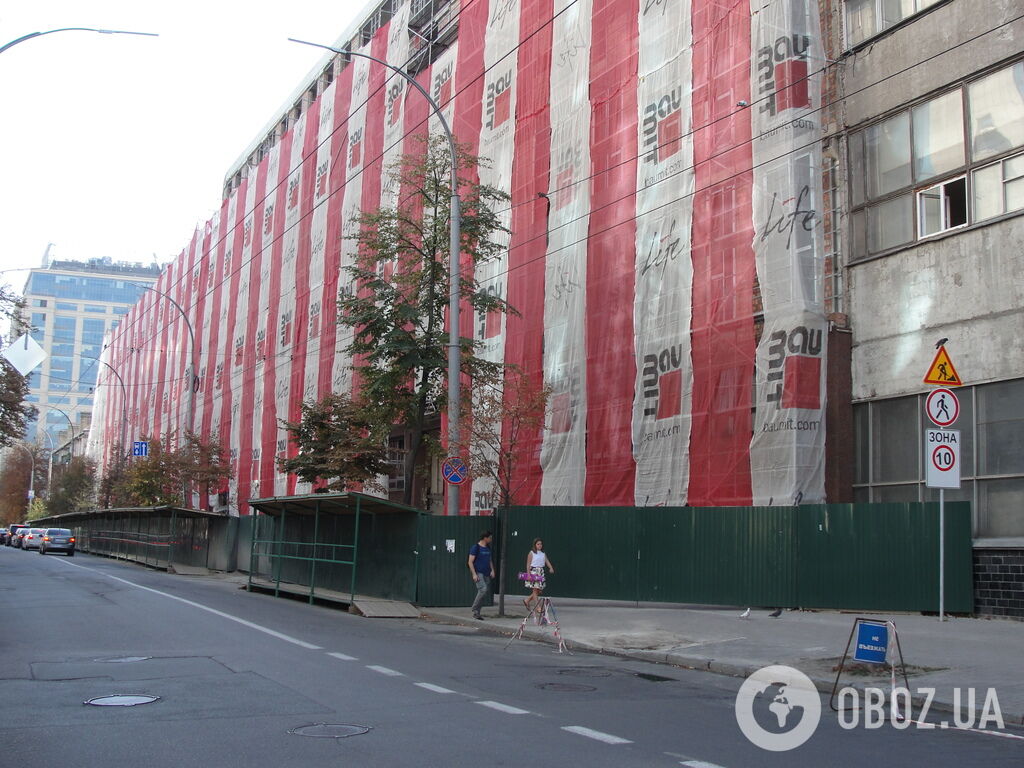 На вул. Московській біля корпусу заводу встановили будівельний паркан, перекривши тротуар і частину дороги