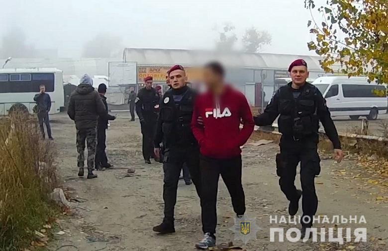 В Денянському районе Киева на вещевом рынке Троещина полицейские разоблачили 17 иностранцев