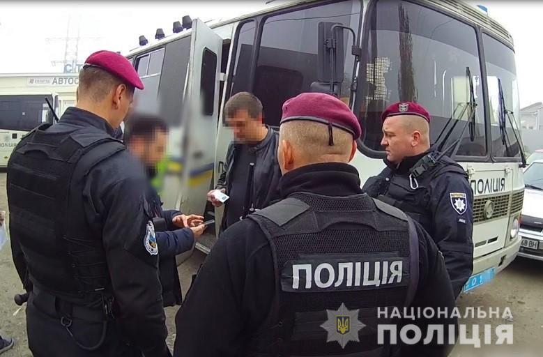 У Денянському районі Києва на речовому ринку Троєщина поліцейські викрили 17 іноземців