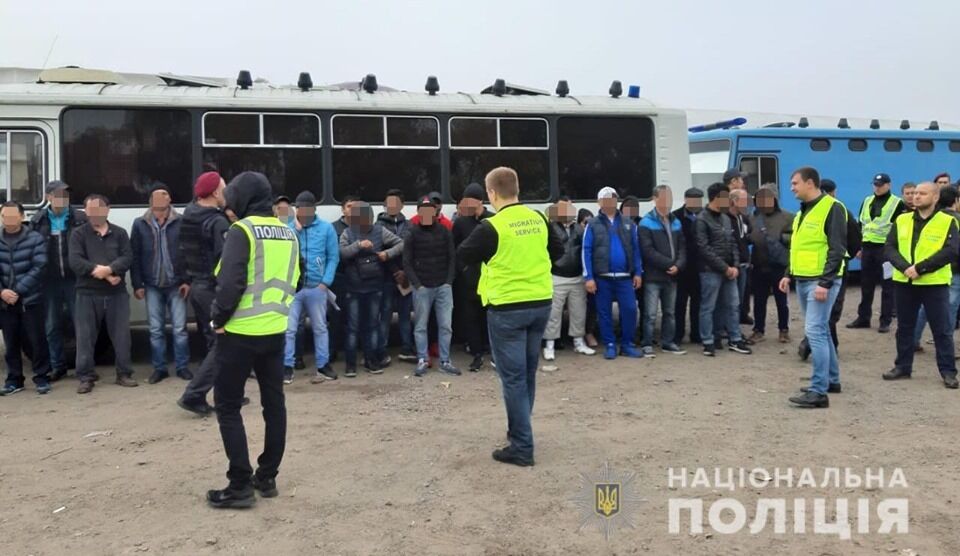 В Денянському районе Киева на вещевом рынке Троещина полицейские разоблачили 17 иностранцев