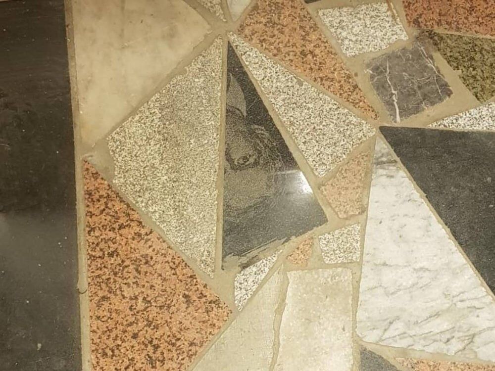 У Казахстані в торговому домі зробили підлогу з надгробків