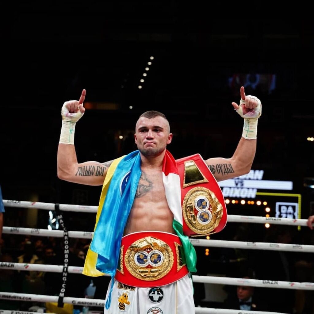 Непобедимый боксер защитил чемпионский титул и вышел с флагом Украины