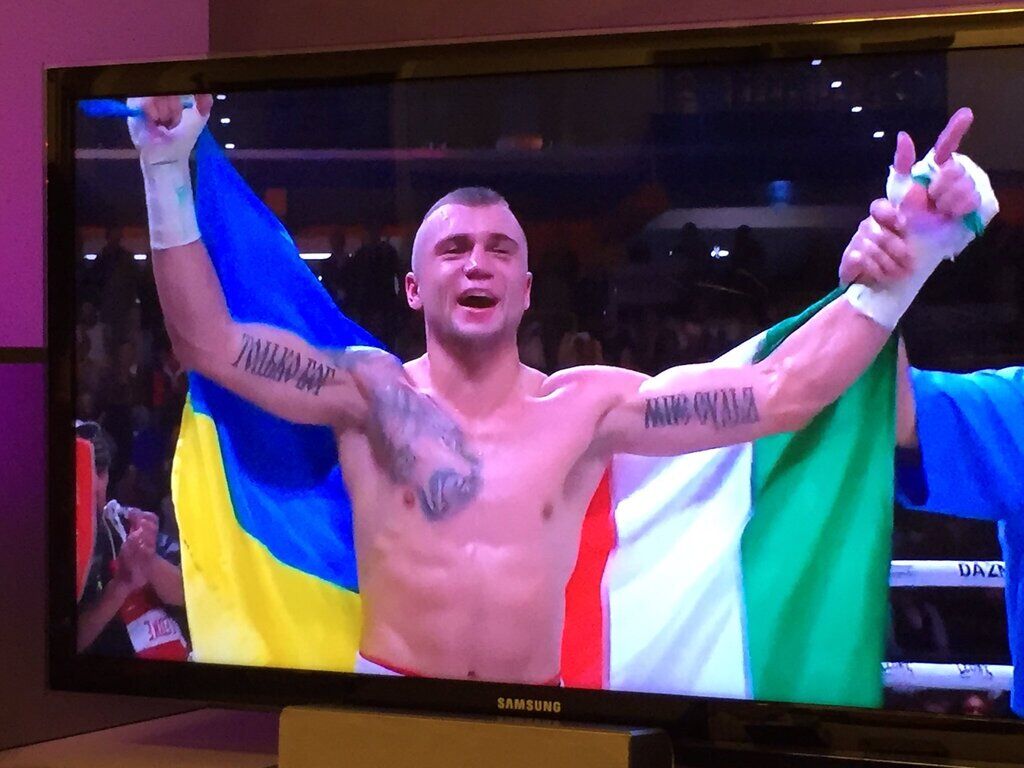Непереможний боксер захистив чемпіонський титул і вийшов з прапором України