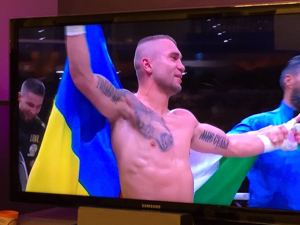 Непобедимый боксер защитил чемпионский титул и вышел с флагом Украины