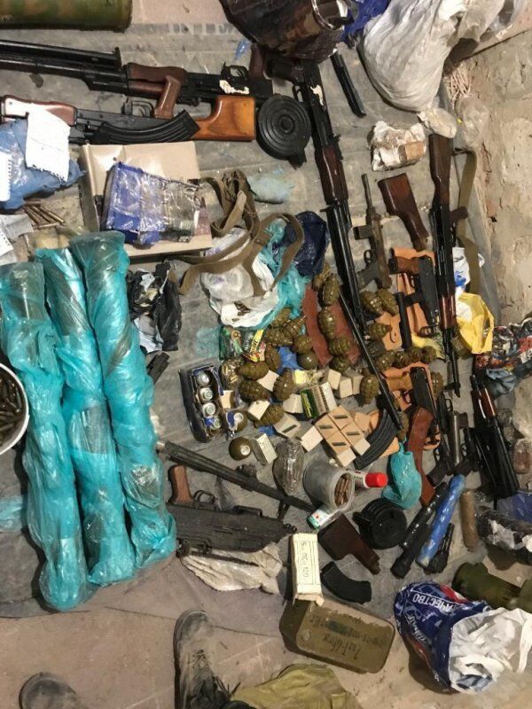 Бандитські розборки в Харкові: у кілера знайшли арсенал зброї. Фото