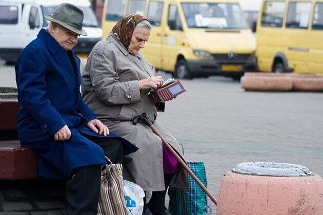 Доедаю, донашиваю, доживаю: как стареют в Украине