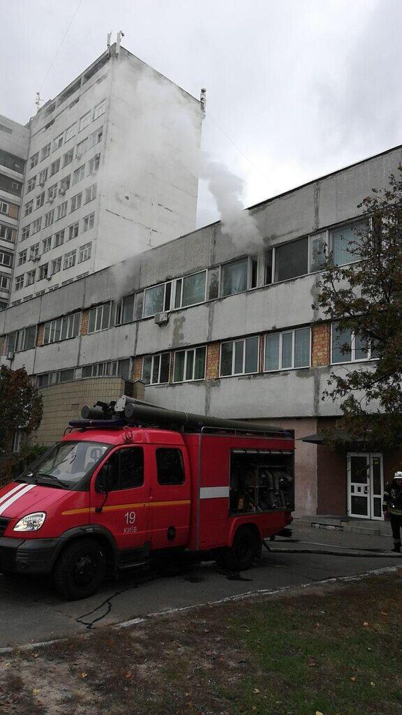 У Київській міській клінічній лікарні швидкої медичної допомоги (вулиця Братиславська, 3) у понеділок, 28 жовтня, спалахнула пожежа