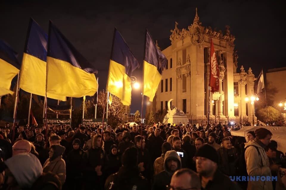 В Киеве устроили протест против разведения войск