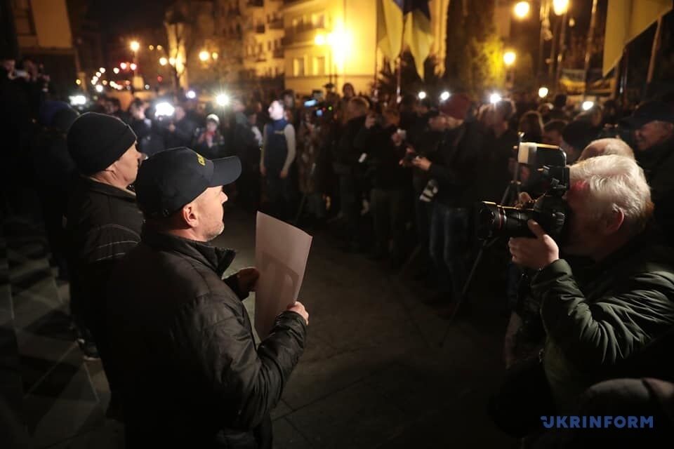 В Киеве устроили протест против разведения войск