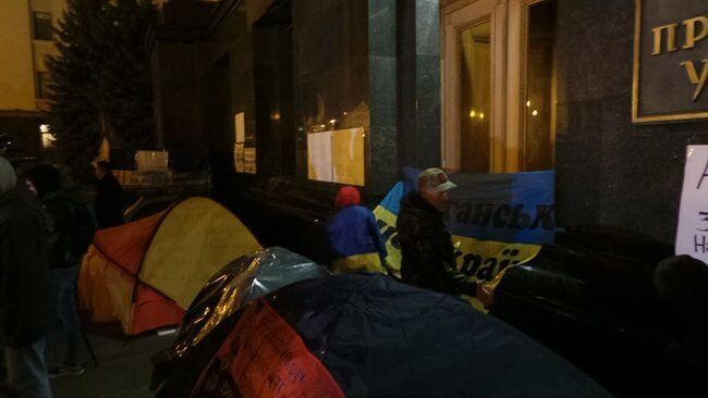 В Киеве устроили протест против разведения войск