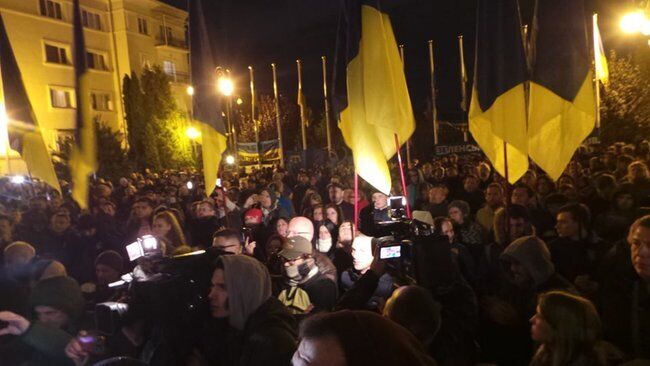 У Києві влаштували протест проти розведення військ