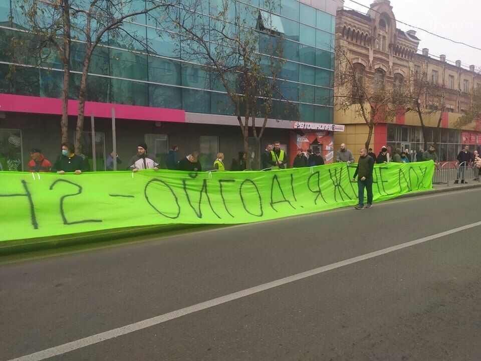 Активисты процитировали фразу Зеленского "Я не лох" на баннере