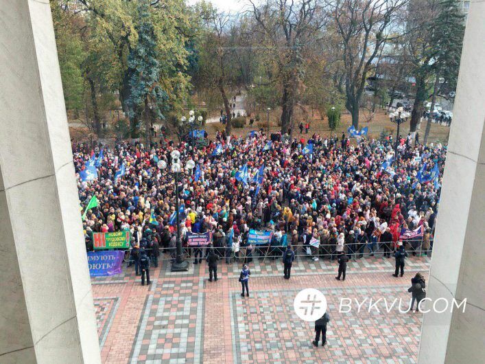 В Киеве тысячи педагогов вышли на митинг