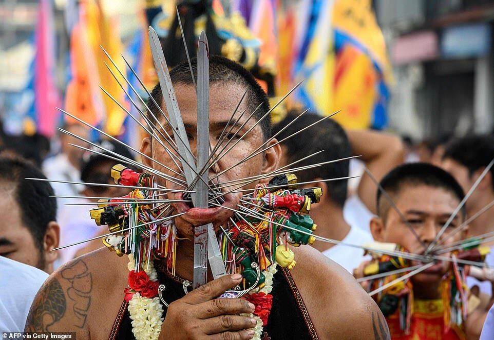 У голові – ножі та шпаги: в Таїланді розпочався моторошний фестиваль. Фото 18+
