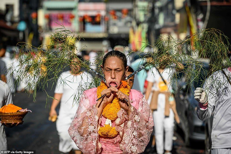 У голові – ножі та шпаги: в Таїланді розпочався моторошний фестиваль. Фото 18+