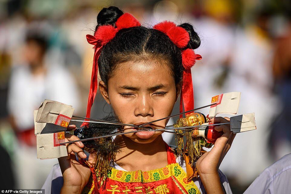 В голове – ножи и шпаги: в Таиланде начался жуткий фестиваль. Фото 18+