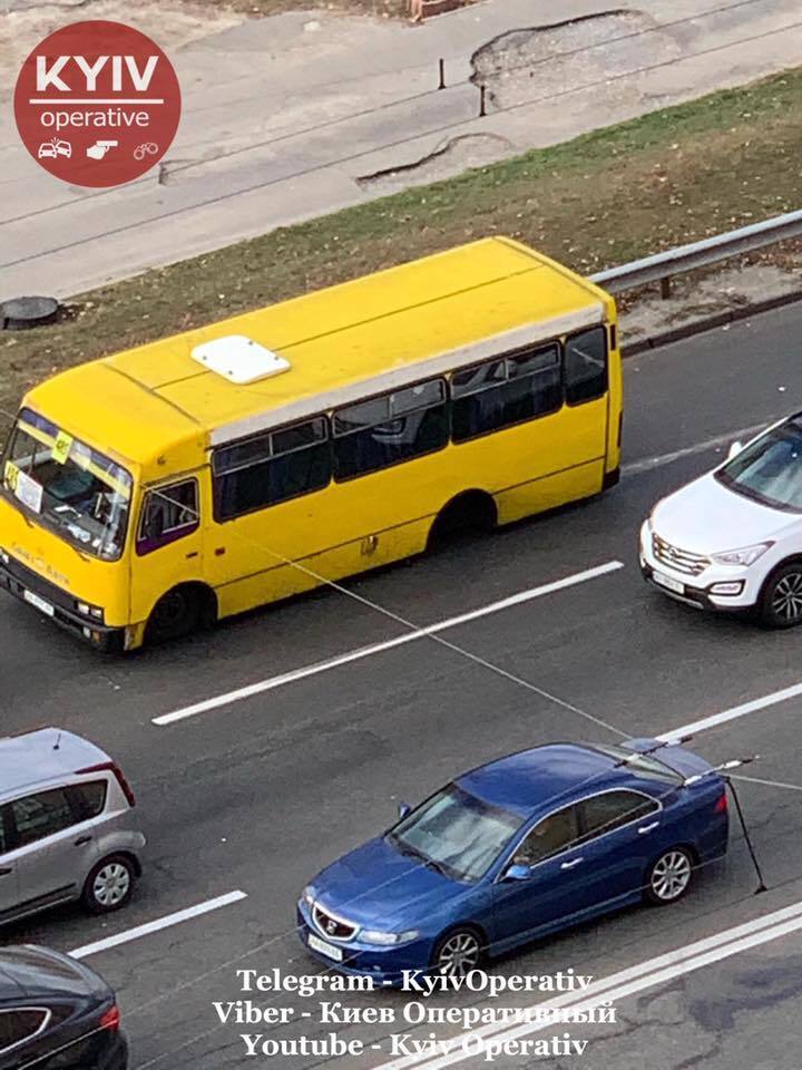 Піввісь із колесом покотилася дорогою, пробила паркан та влетіла в авто