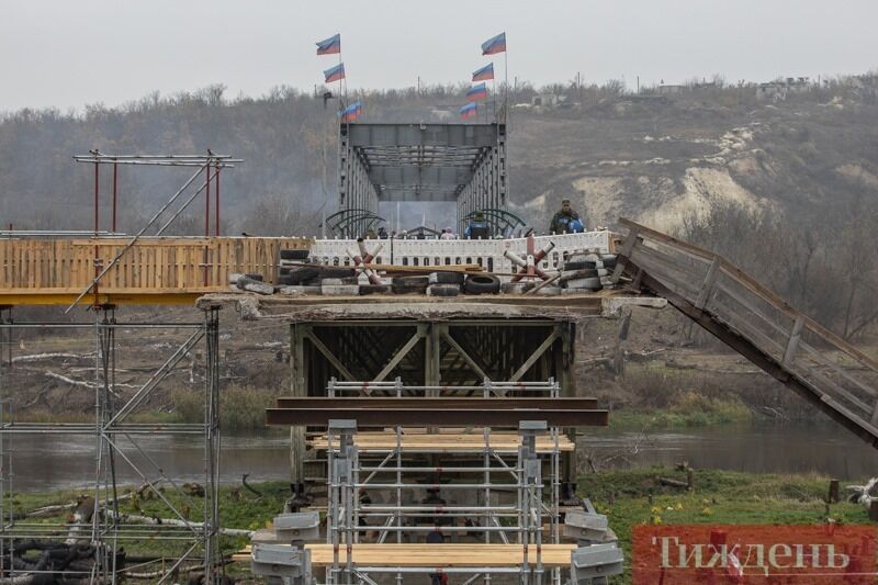 Флаги террористов на мосту у Станицы Луганской
