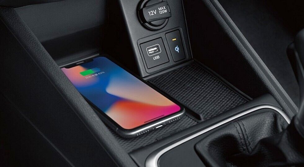 У центральній консолі Hyundai Accent з'явилася бездротова зарядка для смартфона
