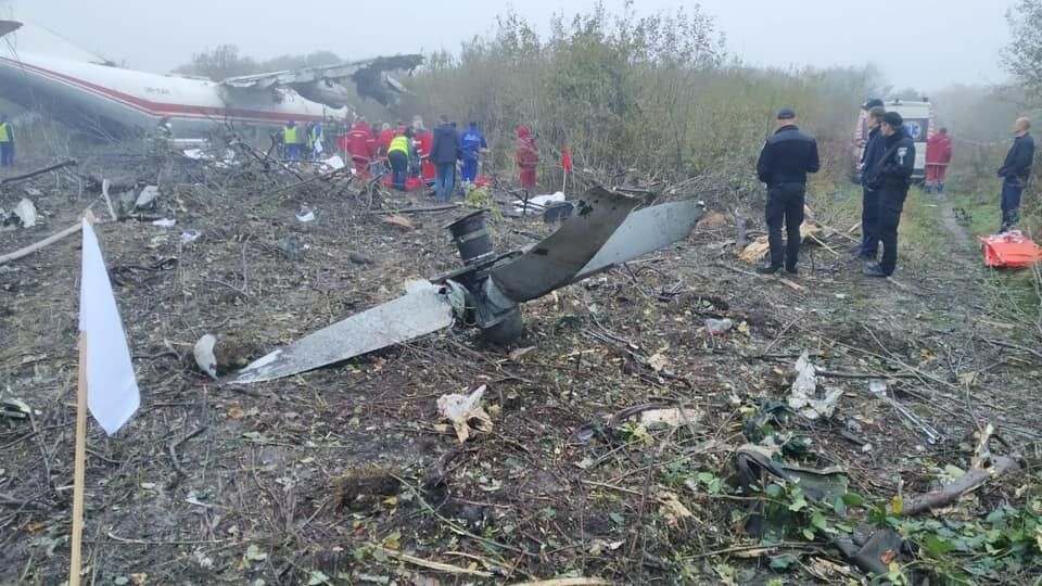 Под Львовом, у кладбища в Сокольниках, утром 4 октября разбился самолет Ан-12 авиакомпании Ukraine Air Alliance