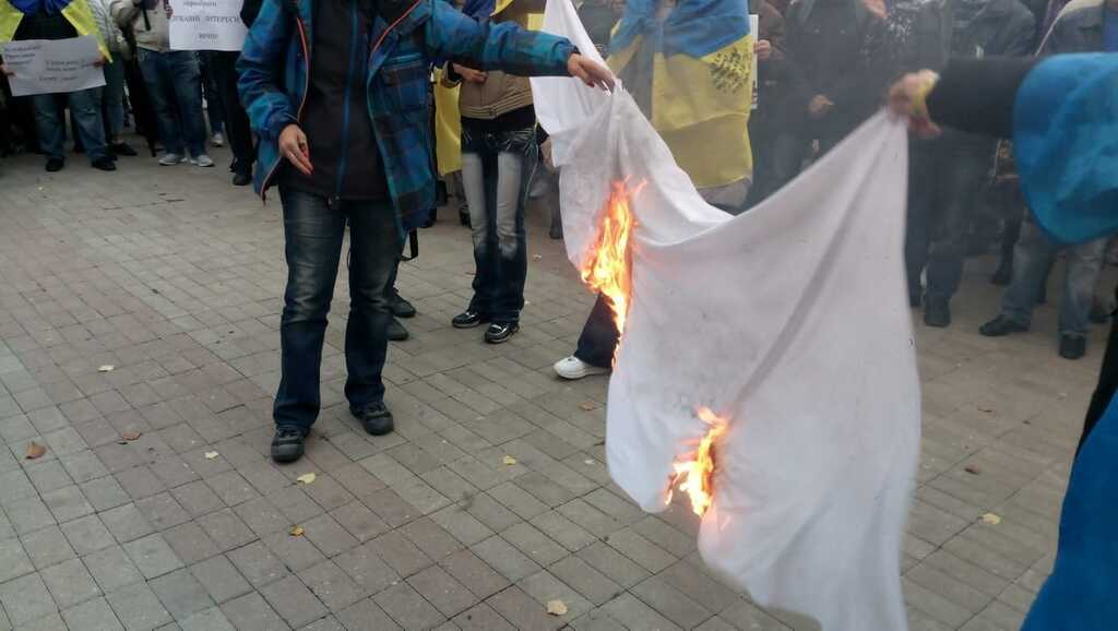 В знак протеста против капитуляции активисты сожгли белый флаг