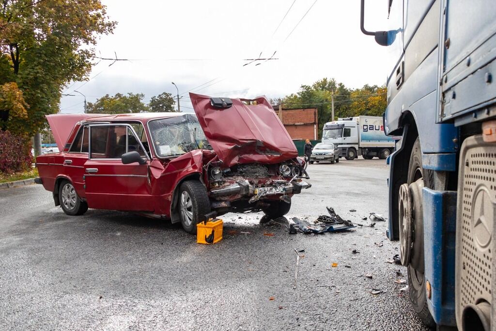 ВАЗ пішов у занос і вилетів на зустрічну смугу