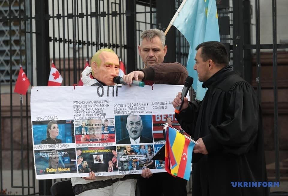 Под посольством РФ в Киеве "поздравили" Путина с днем ​​рождения