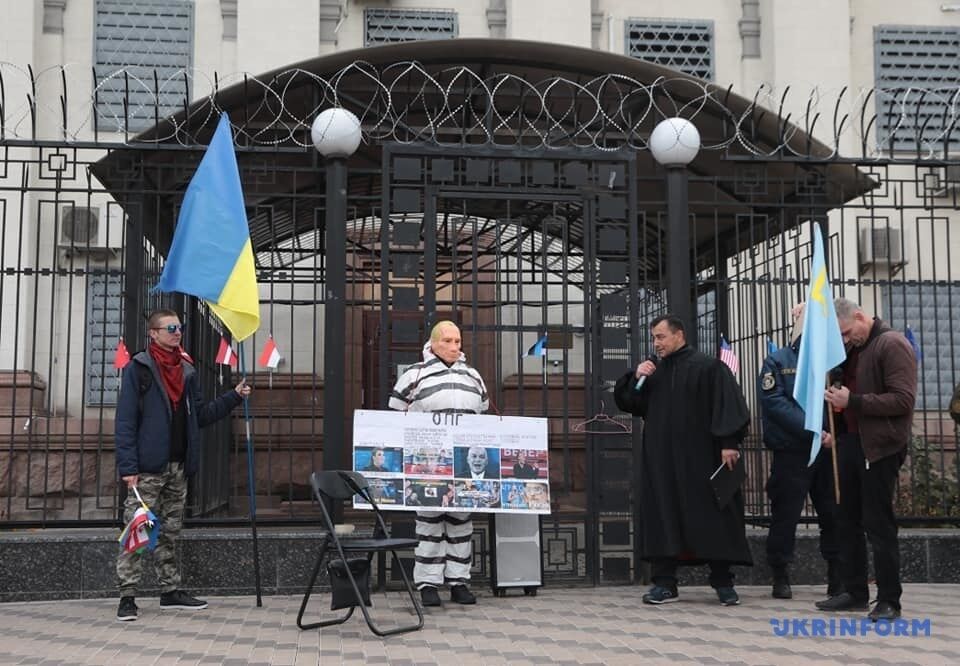 Под посольством РФ в Киеве "поздравили" Путина с днем ​​рождения