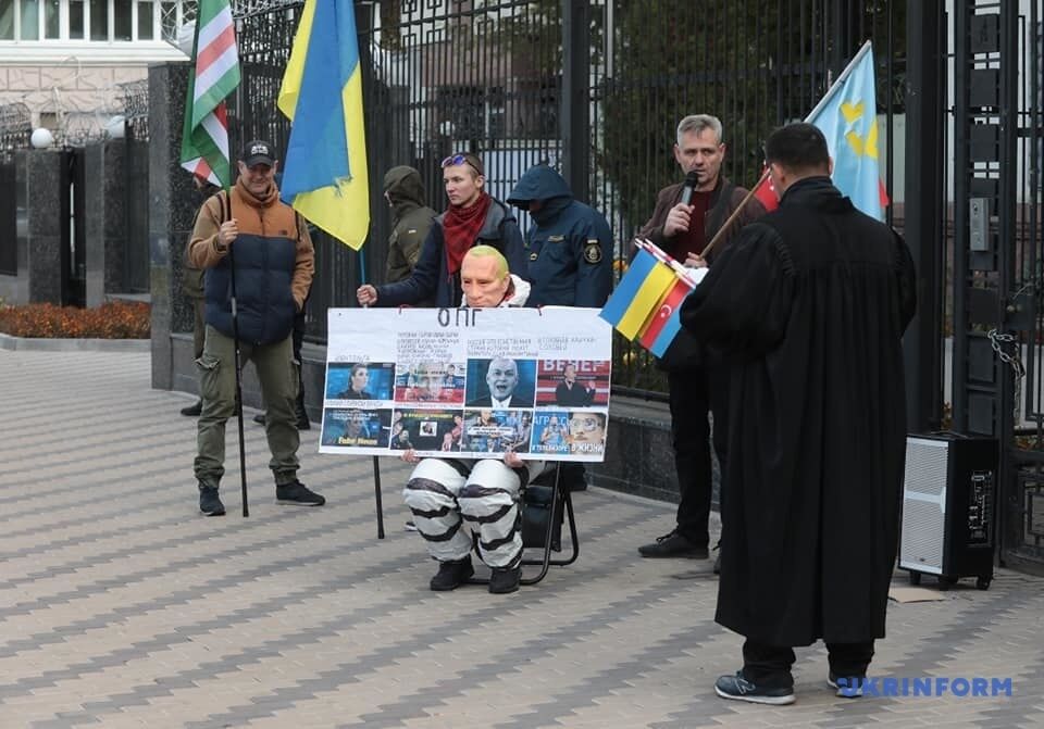 Під посольством РФ у Києві "привітали" Путіна з днем ​​народження
